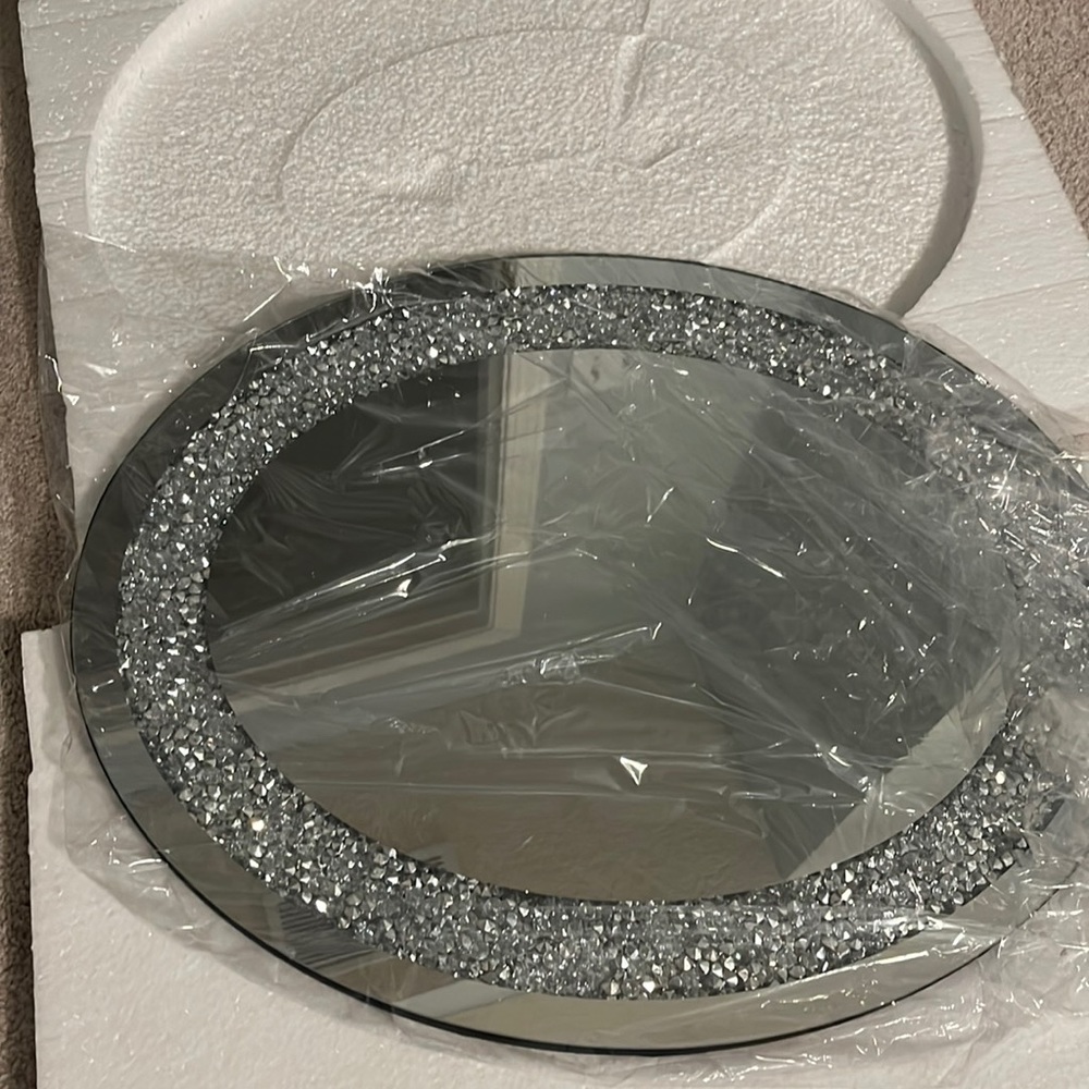 Brand New mirror. Very fancy decor. Was purchased for 35.00 at Kohl’s want 20.00